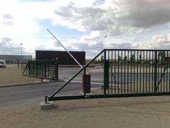 Barrière et portail autoportant